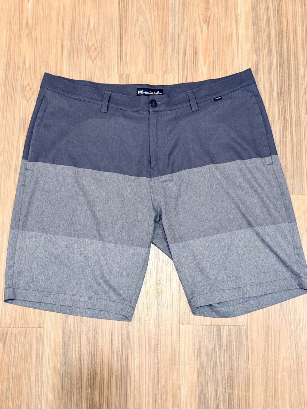 Travis Mathew Men's size 40 Shorts - Gray/Black